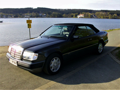 1993 Mercedes-Benz 300 Schwarz Metallic Automatik
220 HP