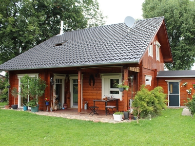 Massives Holzblockhaus mit hochwertiger Ausstattung und großen Garten in ländlicher Idylle