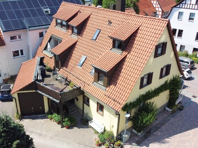 Großzügiges Wohnhaus mit Einliegerwohnung in Eltingen