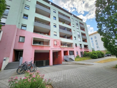 Top!! 4 Zimmer Wohnung mit Balkon, Einbauküche und PKW StellplatzIhr Immobilienmakler in Frankfurt am Main