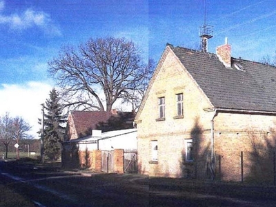Bauernhaus mit einem Vierseitenhof (Wohnhaus, Wirtschaftsgebäude, Scheune, Anbauten)