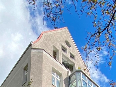 Dachwohnung mit Spitzbogengalerie und Garagenstellplatz: Einzigartige Rarität: - VERMIETET