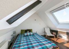ruhige, sehr helle und zentrale 1,5 zimmer dachgeschosswohnung mit loftkarakter in altona