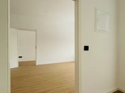 Frisch renovierte 2,5 Zimmer-Wohnung mit begehbarem Kleiderschrank & Smart Home System