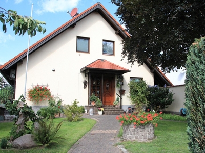 Einfamilienhaus, freistehend mit Wintergarten in ruhiger Spielstraße, großer Garten, Garage