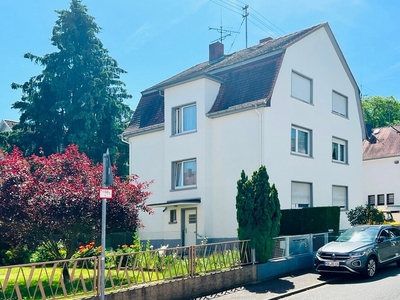 Frankfurt-Schwanheim: Mieterfreies 3-Familienhaus in Bestlage unweit des Stadtwalds!