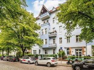 Bezugsfreie Wohnung im DG mit Aufzug in Ku-Damm Seitenstraße