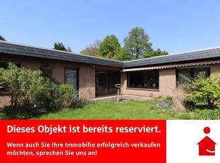 Großer Winkelbungalow auf sonnigem Grundstück